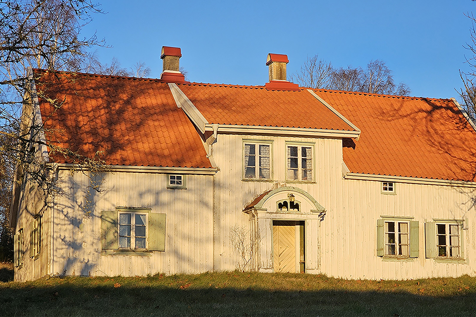 Foto på Tösslandagården som sommardag