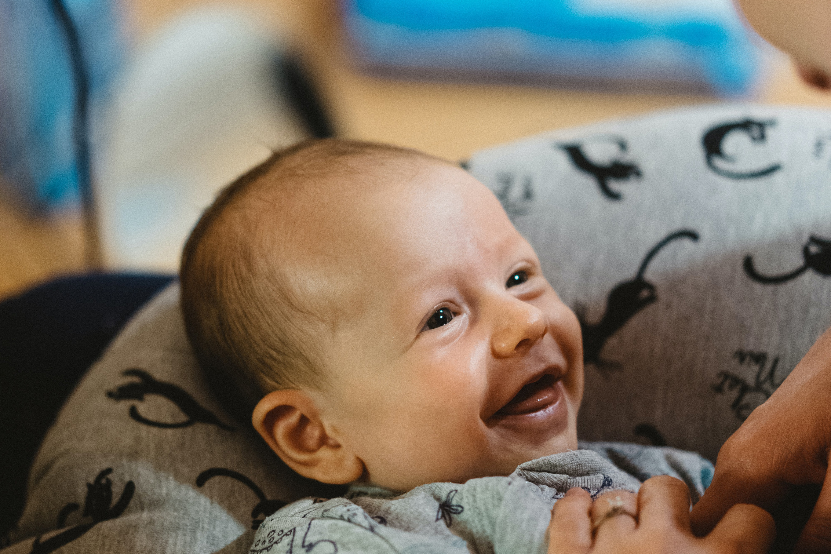 Glad, leende bebis på en filt