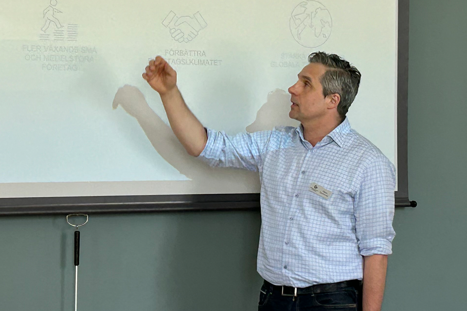 Dejan Djurkovski, gruppchef Företagsutveckling BRG, står framför en whiteboard och pekar.