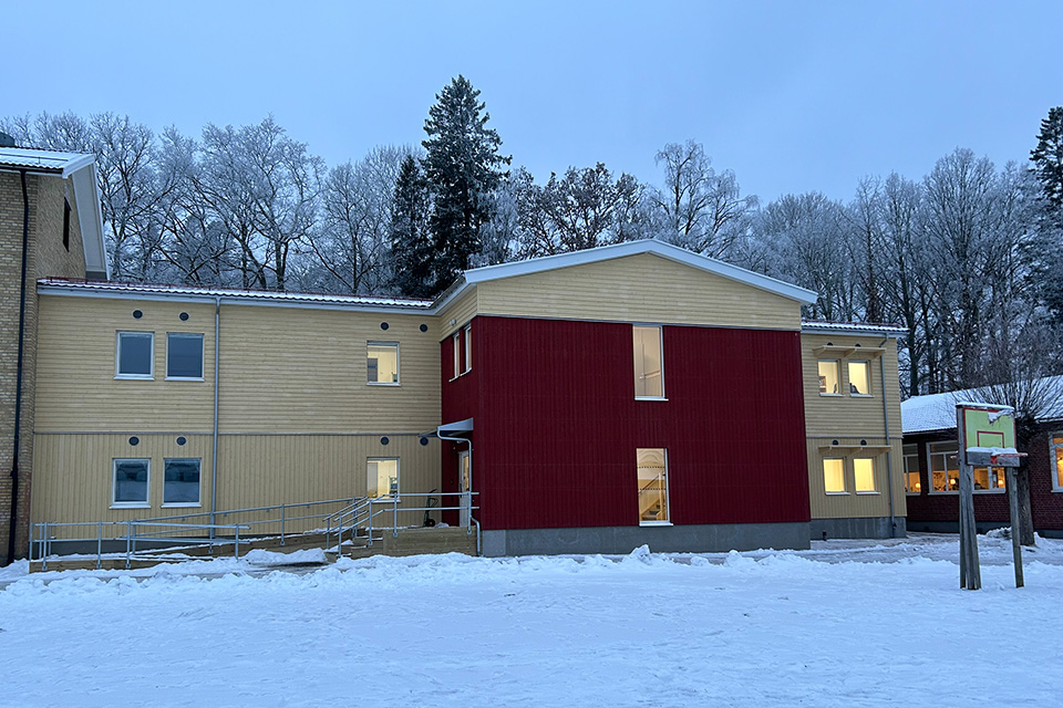 Strömsskolans nya byggnad. Bild på fasaden en vintermorgon. Snö på skolgården.