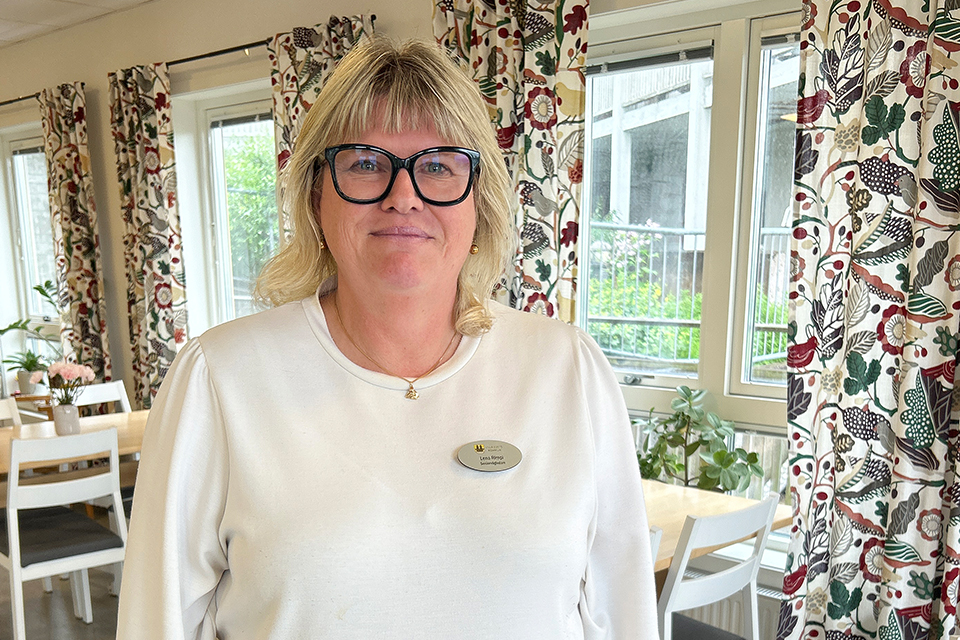 Leende kvinna i halvbild
