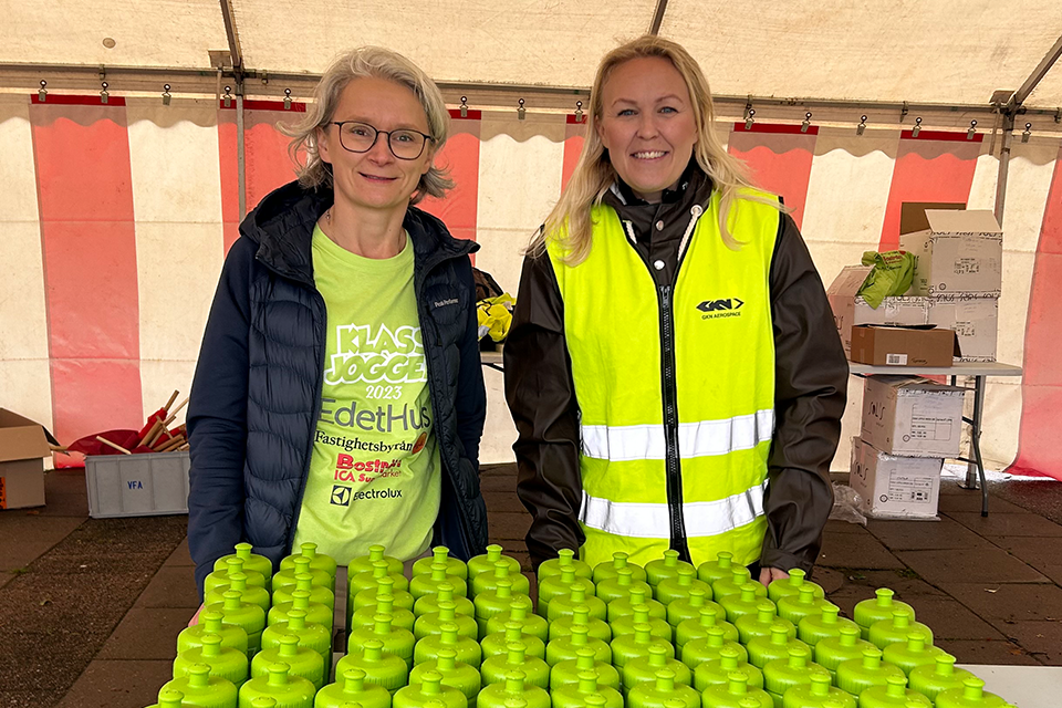 Kommunchef Elisabeth Linderoth och folkhälsoutvecklare Sofia Enström delar ut vattenflaskor inför starten.