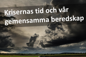 Mörk stormhimmel över ett fält.