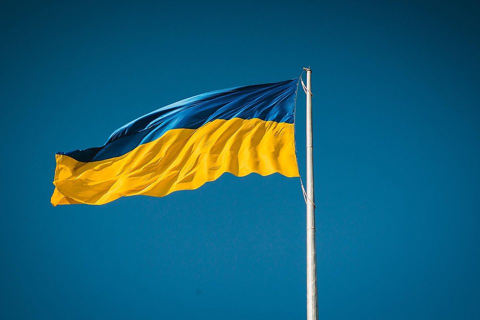 Ukrainas flagga mot blå himmel