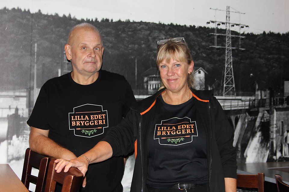 Anette Pålsson och Christer Bäckman står vid ett restaurangbord.