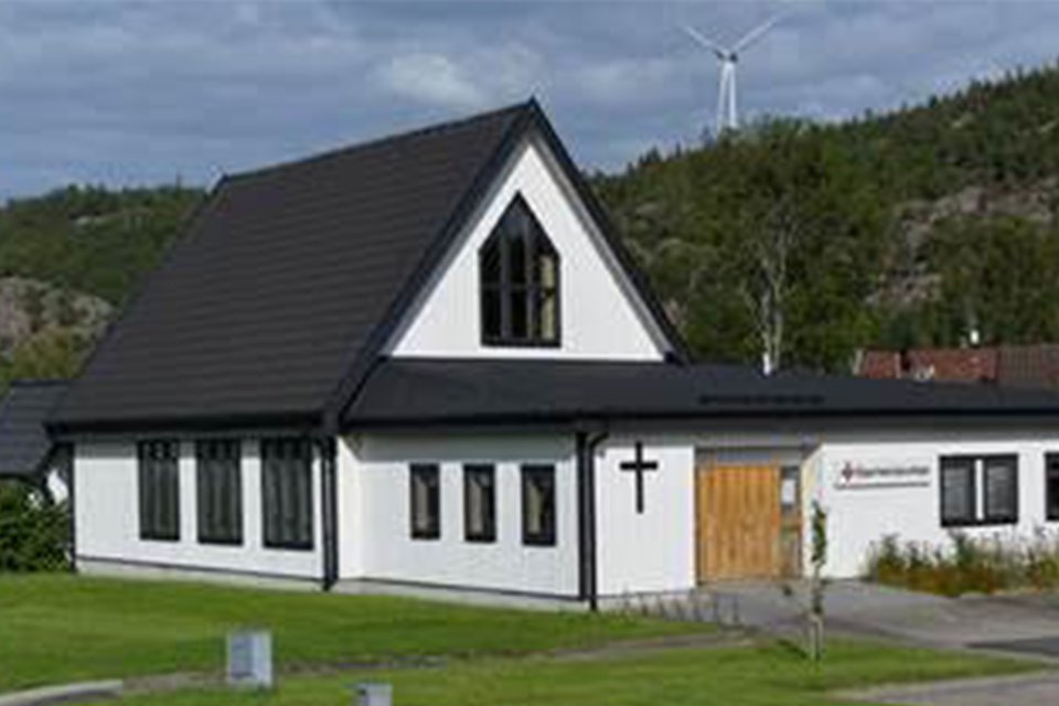 Vit kyrka med svart tak