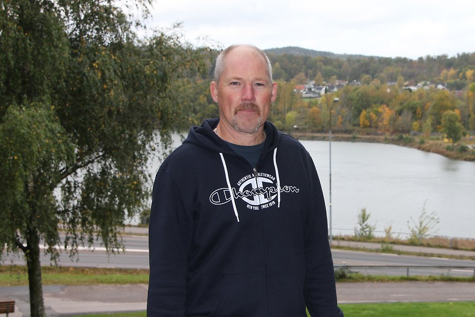 Föreningsutvecklare Fredrik Hermansson står utomhus. I bakgrunden en björk och Göta älv.