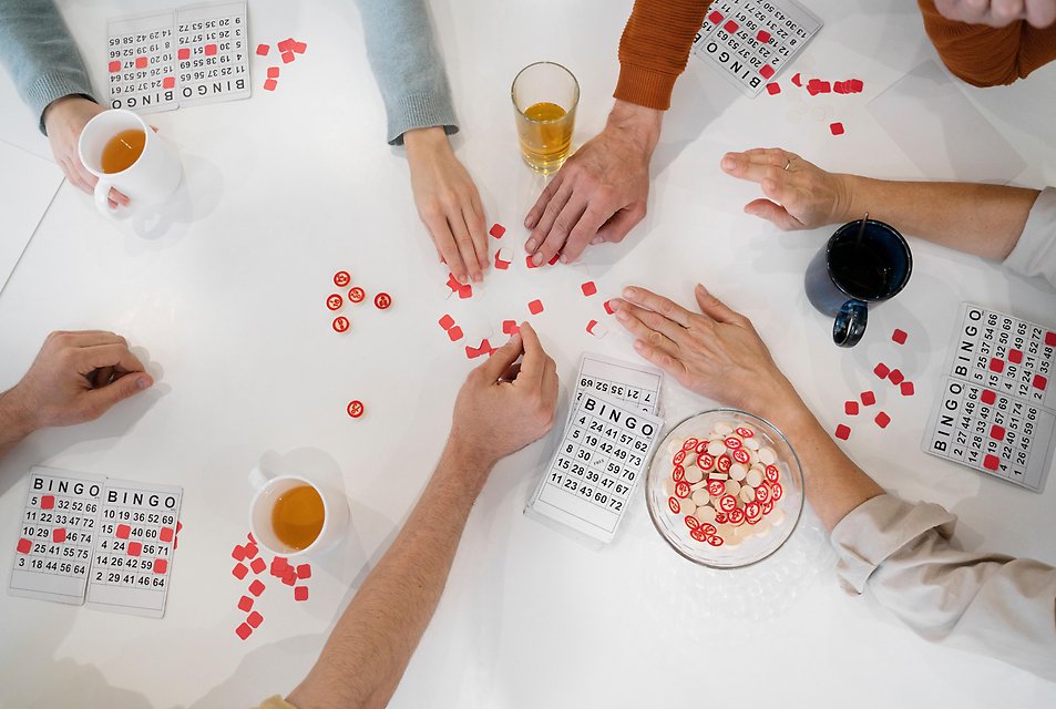 Flera personer spelar bingo