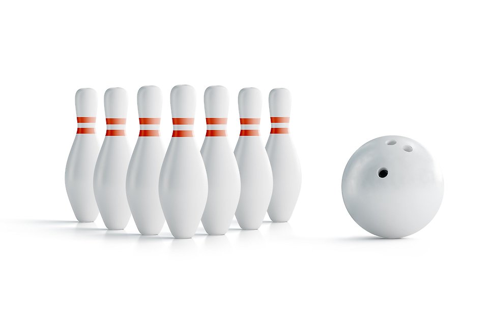 Vita bowlingkäglor och ett vitt bowlingklot på vit bakgrund